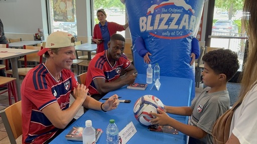 FC Dallas Nolan Norris_Osaze Urhoghide Sign Autogr